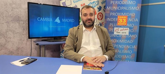 El concejal presidente del distrito Centro de Madrid, Carlos Segura, en una entrevista en Canal 33 TV