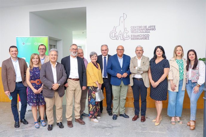 Salvador Merino, vicerrector de Infraestructuras y Sostenibilidad de la UMA; Jesús Lupiáñez, alcalde de Vélez-Málaga, y Diego Vera, director de la Fundación General de la UMA, entre otros, en la presentación de los cursos.