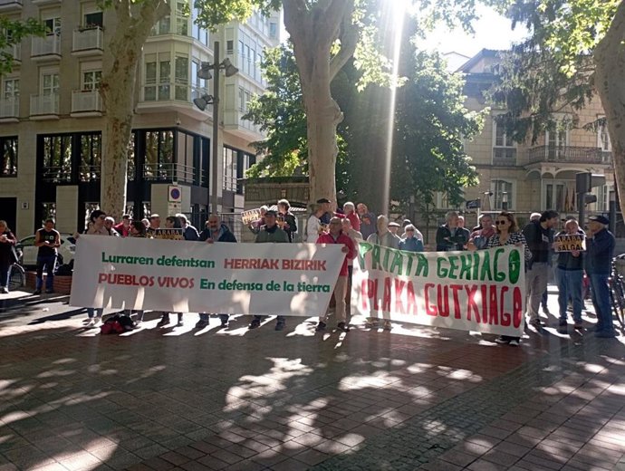 Concentración de agricultores y ecologistas de Álava "en favor de la tierra"