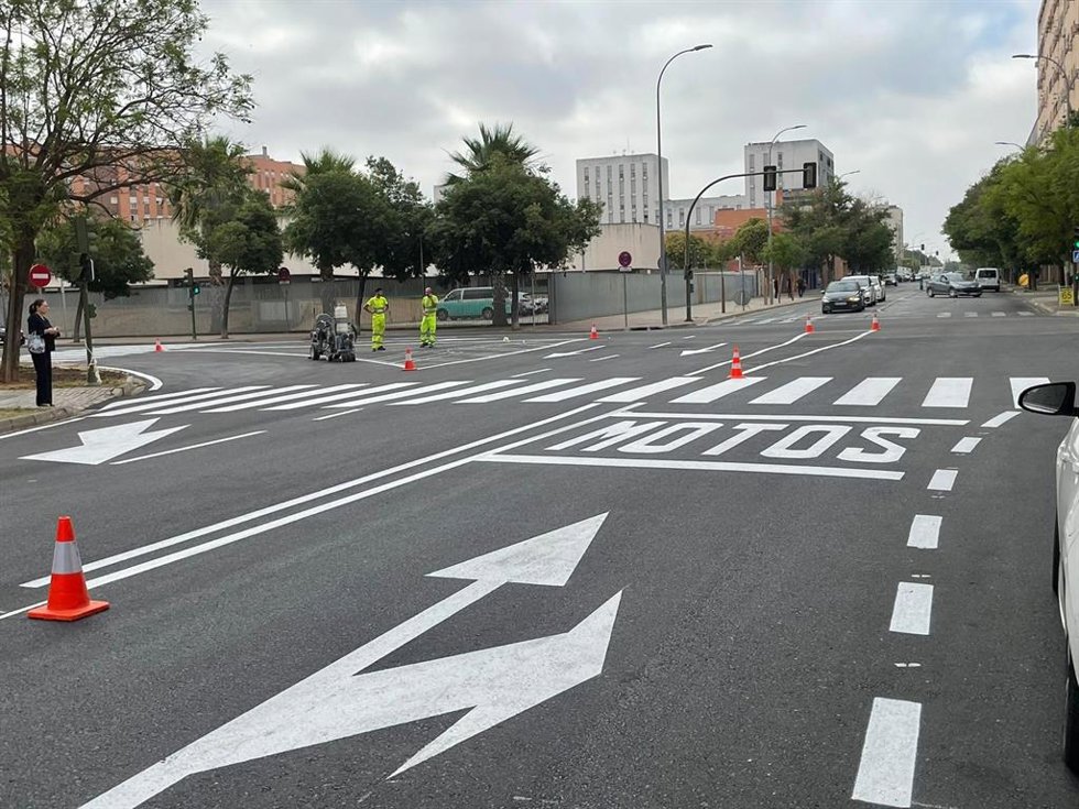 Apertura al tráfico la calle Birmania, en Sevilla Este, tras la conclusión de unas obras de saneamiento.