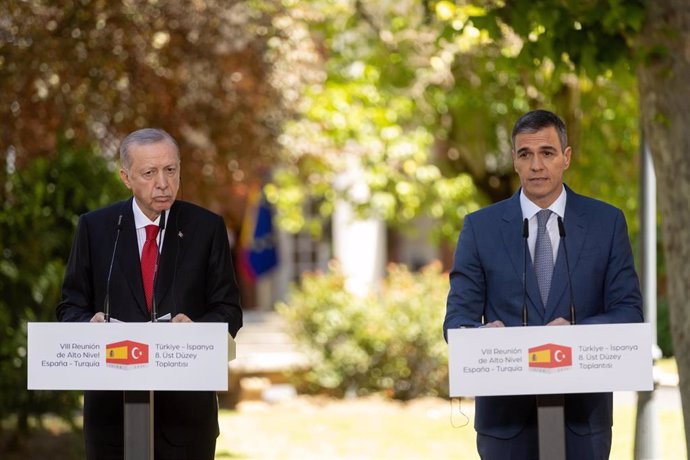 El presidente de Gobierno, Pedro Sánchez (d), y el presidente de la República de Turquía, Recep Tayyip Erdogan (i), intervienen durante la VIII RAN, en el complejo de la Moncloa