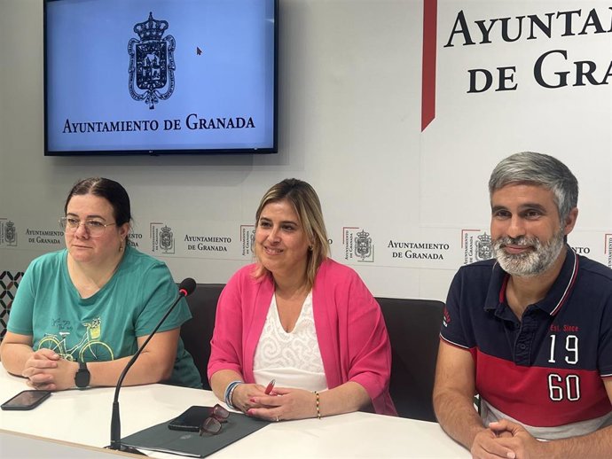 La edil socialista Nuria Gutiérrez, en el centro en rueda de prensa