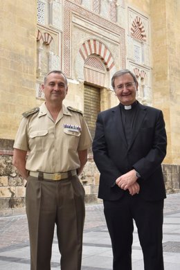 Archivo - José María Ortega y Joaquín Alberto Nieva, ante la Mezquita-Catedral de Córdoba.