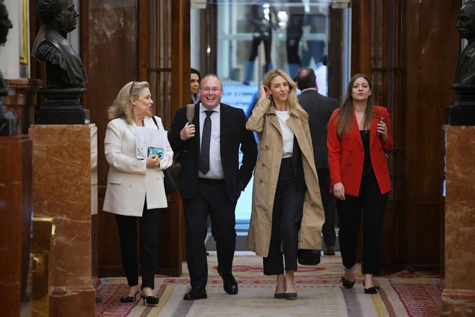 Archivo - El portavoz del PP en el Congreso, Miguel Tellado (2i) y la diputada del PP Cayetana Álvarez de Toledo (2d), durante una sesión plenaria en el Congreso de los Diputados, a 23 de abril de 2024, en Madrid (España). 