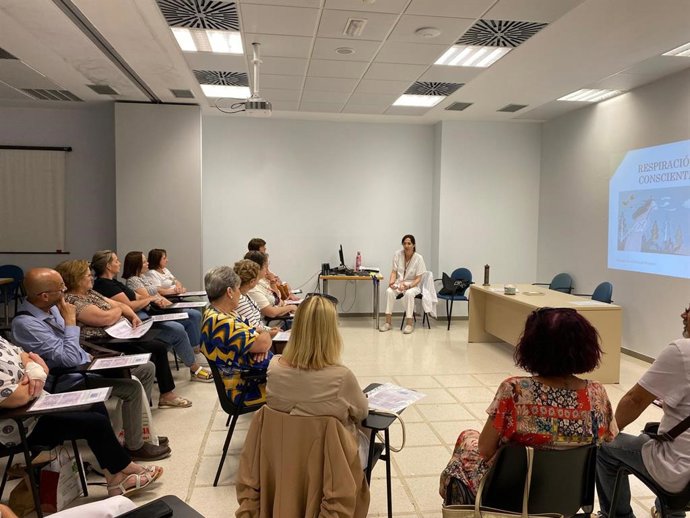 Pacientes participan en la Escuela de Pacientes con Dolor Crónico del Hospital Universitario Poniente de Almería