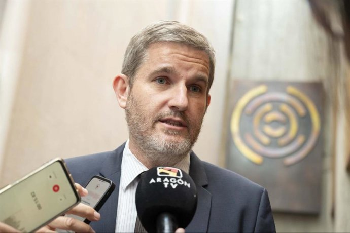 Ignacio Urquizu, este jueves en el pasillo de las Cortes para valorar la decisión sobre la escuela de Caneto