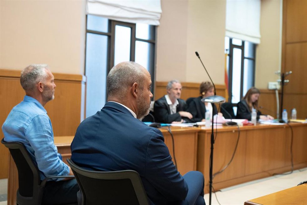 Archivo - El exconseller de Interior de la Generalitat de Catalunya Miquel Buch (d) durante un juicio en la Audiencia de Barcelona, a 28 de junio de 2023, en Barcelona, Catalunya (España).
