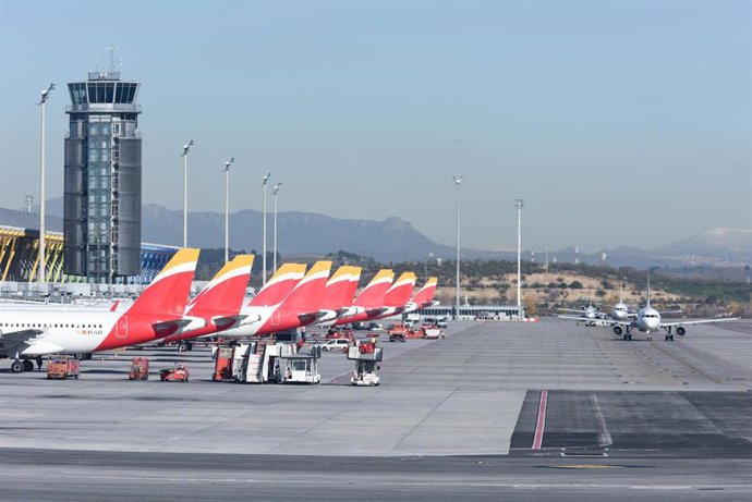 Archivo - Aviones aparcados en las pistas durante el último día de la huelga del servicio de handling de Iberia, en el aeropuerto Adolfo Suárez Madrid-Barajas, a 8 de enero de 2024, en Madrid (España). Iberia ha cifrado el seguimiento de la huelga del h