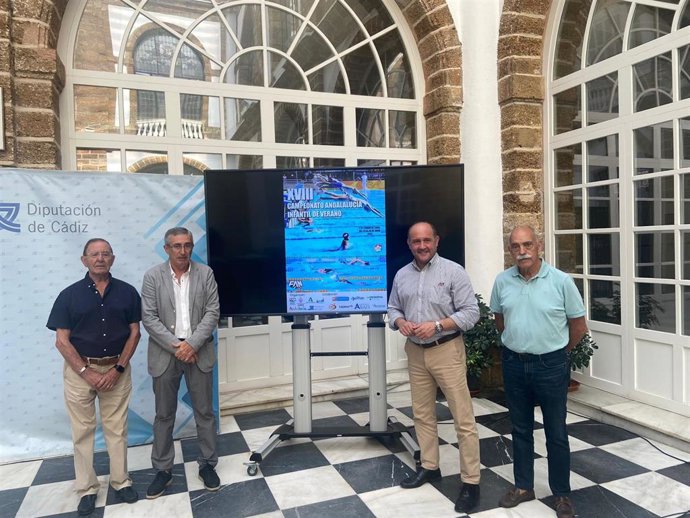 El vicepresidente primero de la Diputación, Juancho Ortiz, en la presentación de dos pruebas de natación base