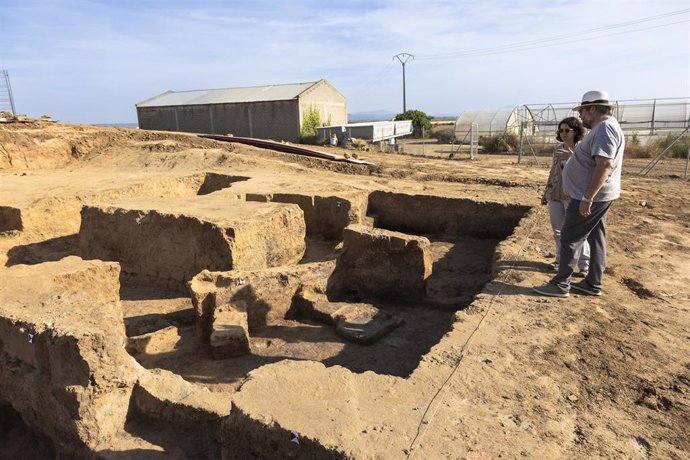 La codirectora de la excavación e investigadora del Consejo Superior de Investigaciones Científicas (CSIC), Esther Rodríguez, muestra un nuevo hallazgo en el edificio tartésico de Casas del Turuñuelo, en el Ayuntamiento de Guareña