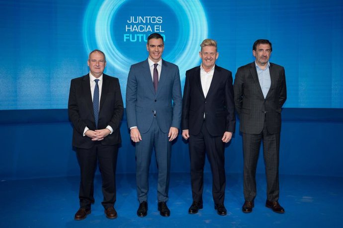 Archivo - El ministro de Industria y Turismo, Jordi Hereu; el presidente del Gobierno, Pedro Sánchez; el presidente de Anfac Wayne Griffith y el director general de Anfac, José López-Tafall.