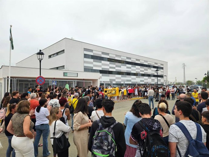 Concentración en Guillena para pedir la climatización del IES El Molinillo.