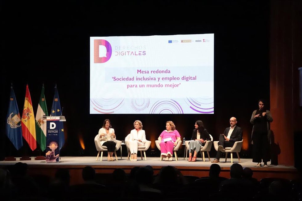 Ponentes de una de las mesas de la Jornada de reflexión sobre los Derechos Digitales celebrada en San Fernando (Cádiz)