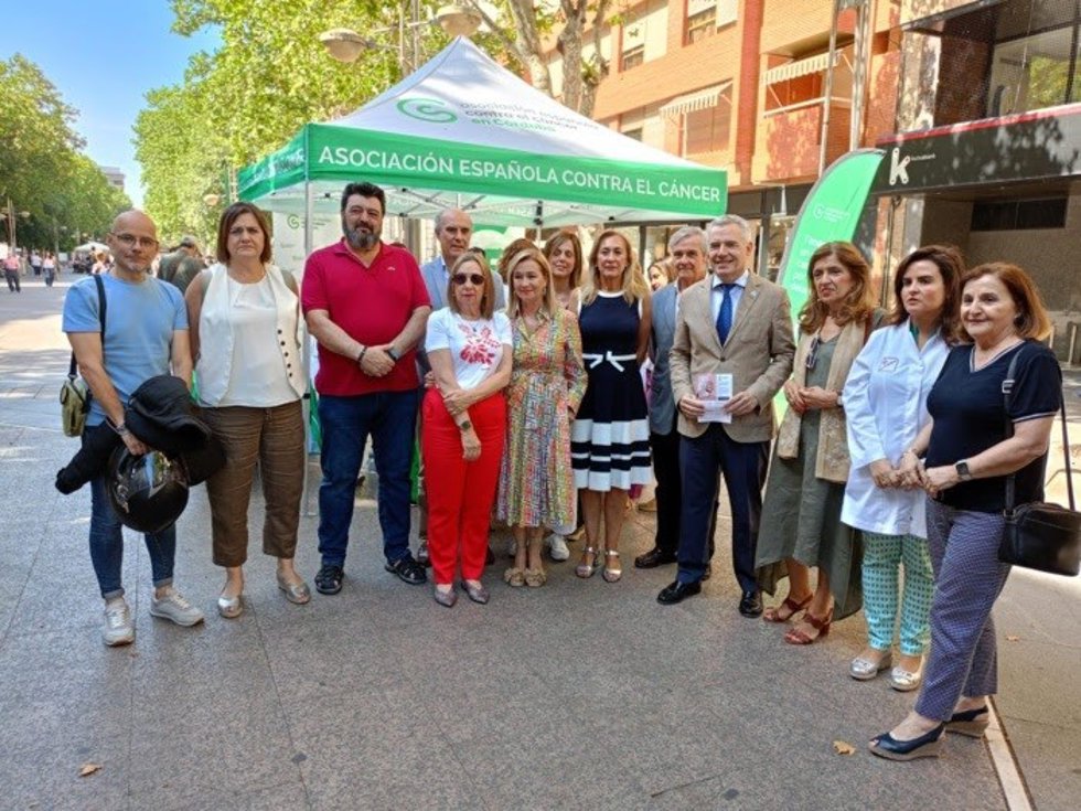 Autoridades en la carpa del Día Mundial del Cáncer de Piel.