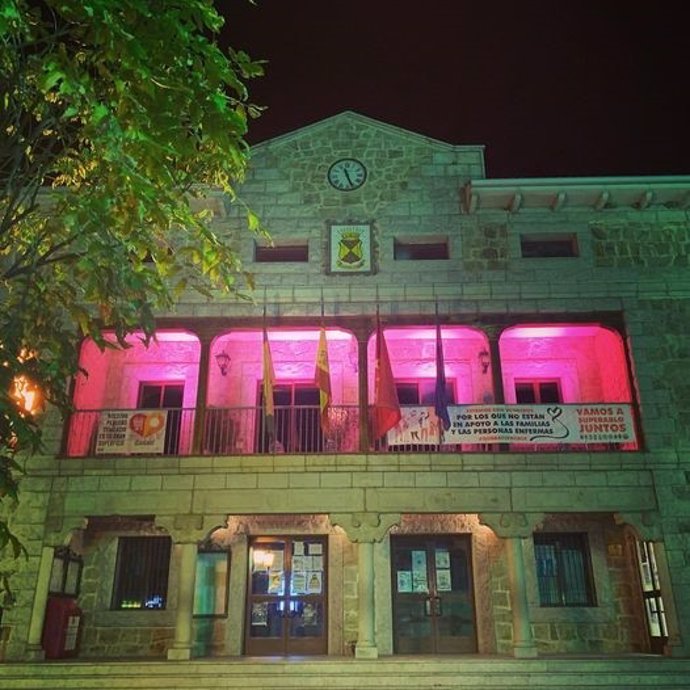 Archivo - Fachada del Ayuntamiento de Manzanares El Real iluminada de rosa