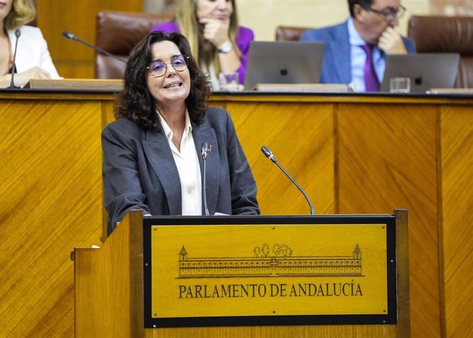 La diputada del PSOE-A Susana Rivas interviene en el Pleno del Parlamento andaluz.