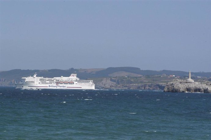 Archivo - Ferry en el Puerto de Santander