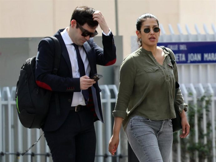 Archivo - Gabriela Guillén llega al juzgado junto a su abogado, a 13 de mayo de 2024, en Madrid (España).