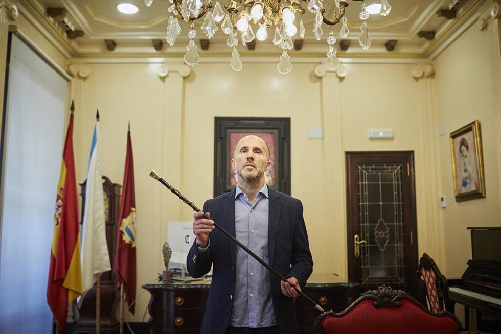Archivo - El alcalde de Ourense, Gonzalo Pérez Jácome (DO)?, muestra el bastón de mando en la sesión de constitución del Ayuntamiento de Ourense, a 17 de junio de 2023, en Ourense, Galicia (España). Los casi 8.100 ayuntamientos españoles en los que el p