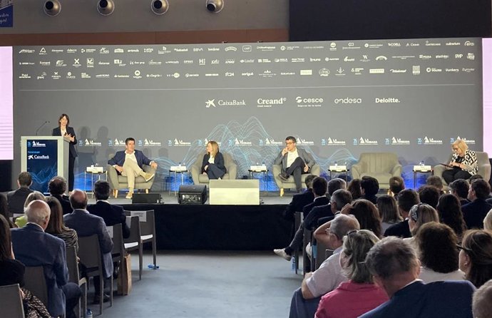 La consejera delegada de Cervós, Núria Cervós; el gerente de Motocard, Ramon Colillas; la presidenta de Alier, Elisabet Alier, y el presidente de Semillas Fitó, Eduard Fitó, en una mesa redonda en la Trobada Empresarial al Pirineu