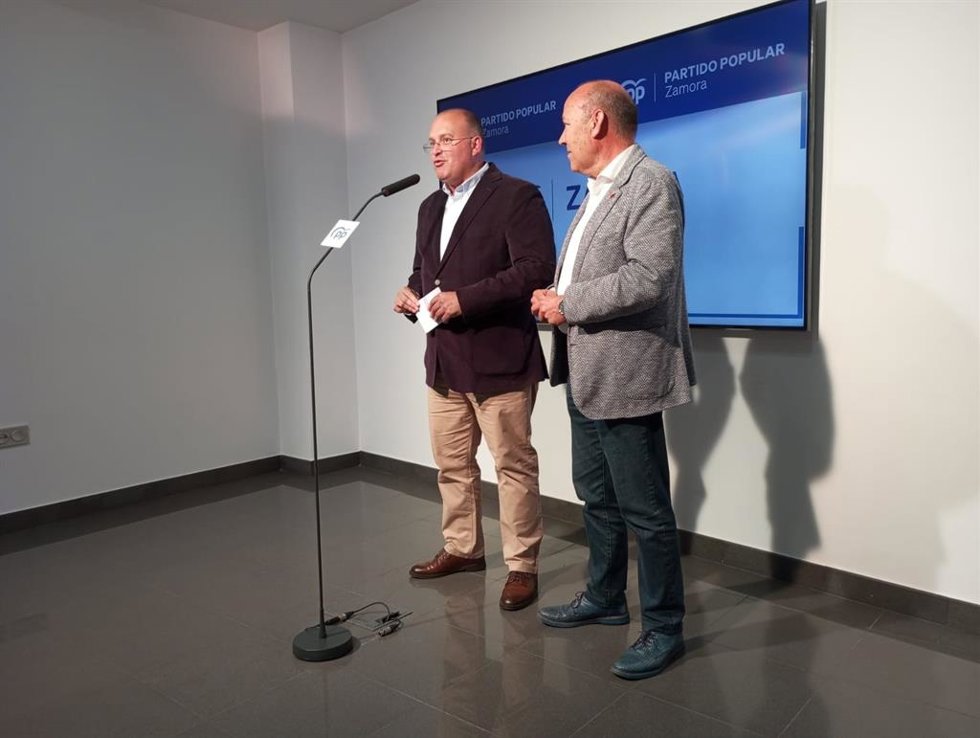 El portavoz del grupo parlamentario popular en el Congreso de los Diputados, Miguel Tellado, junto al presidente del PP de Zamora, José María Barrios