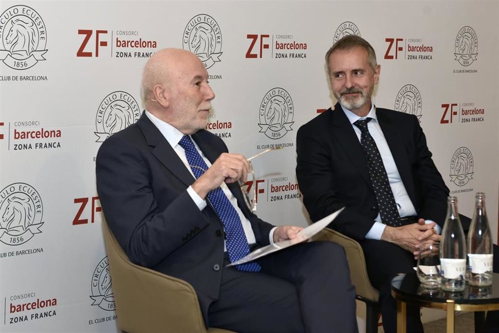 El presidente de Indra, Marc Murtra (d) con el periodista Mrius Carol en el Círculo Ecuestre.