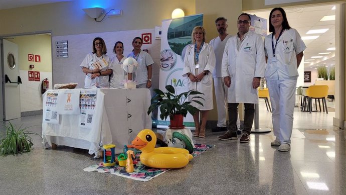 Mesa informativa en el Hospital Alto Guadalquivir con motivo del Día Europeo de la Prevención del Cáncer de Piel.