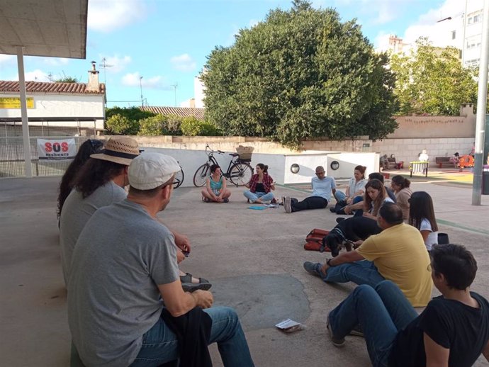 Vecinos de Palma reunidos en una asamblea abierta en el casal de barri Can Alonso.