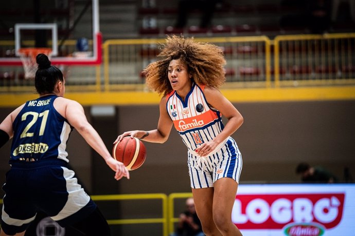 Arella Guirantes, durante un partido con el Famila Basket Schio.