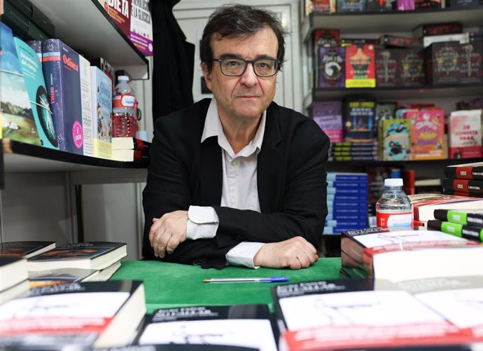 Archivo - El escritor Javier Cercas durante la firma de libros en la Feria del Libro de Madrid 2023, en el Parque del Retiro, a 28 de mayo de 2023. en Madrid (España). 