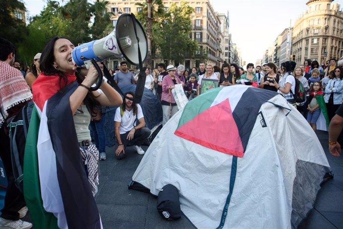 Unas 250 personas se concentran en Barcelona en una cacerolada de apoyo a Palestina