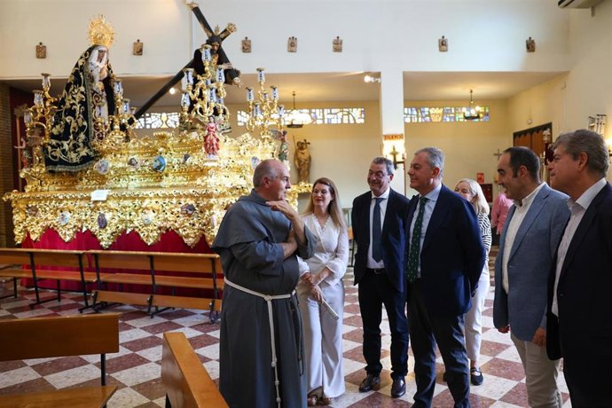 El alcalde de Sevilla, José Luis Sanz, durante su visita a la iglesia Beata Ana María Javohuey, en el Parque Alcosa.