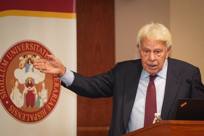 El ex presidente del Gobierno, Felipe González, en la entrega del Premio Alumni 2024 de la Universidad de Sevilla.