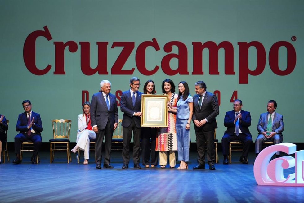 Los consejeros Jorge Paradela y Antonio Sanz entregan uno de los premios.