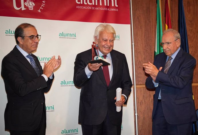 Felipe González recoge el Premio Alumni 2024 en presencia del rector de la Universidad de Sevilla, Miguel Ángel Castro, y Alfonso Guerra.