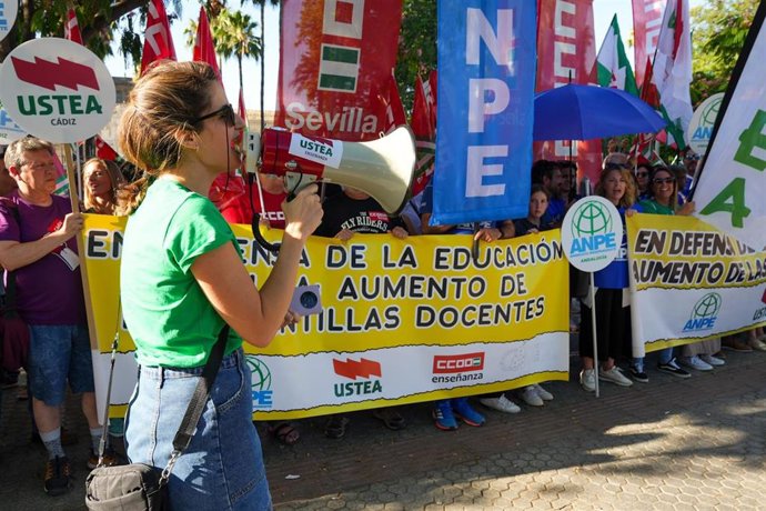 Protesta de los sindicatos frente al Parlamento de Andalucía.