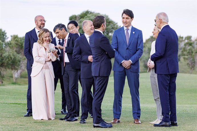 Charles Michel, Olaf Scholz, Justin Trudeau, Emmanuel Macron, Giorgia Meloni,Joe Biden, Rishi Sunak, Fumio Kishida e Ursula von der Leyen durante l&#x2019;esibizione dei paracadutisti al termine della riunione dei Capi di Stato e di Governo dei Paesi G7 a