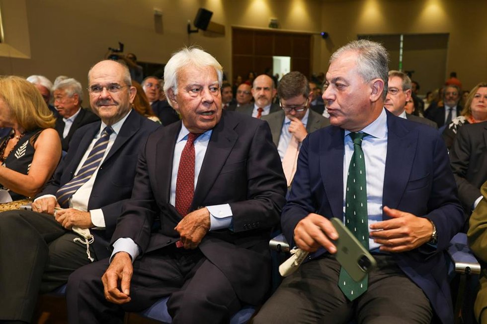 El alcalde de Sevilla, José Luis Sanz (d), sentado junto al homenajeado Felipe González (c).