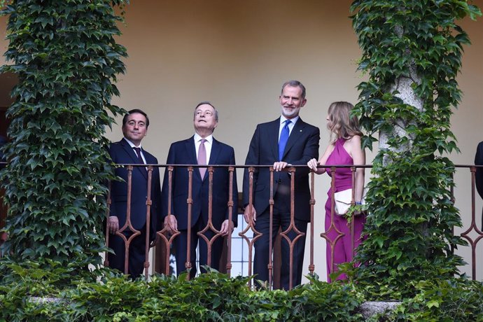 (I-D) El ministro de Asuntos Exteriores, Unión Europea y Cooperación, José Manuel Albares; el expresidente del Banco Central Europeo y expresidente del Consejo de Ministros de la República de Italia, Mario Draghi; el Rey Felipe VI y la presidenta de Extre