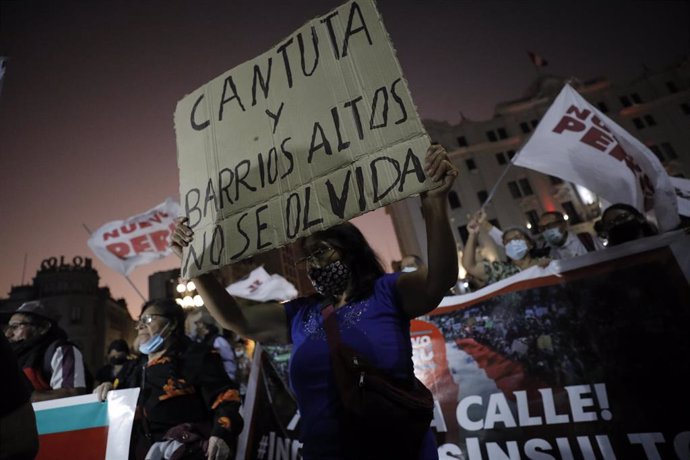 Archivo - Manifestación contra la liberación del expresidente Alberto Fujimori en la que una asistente lleva una pancarta en la que se lee 'Cantuta y Barrios Altos no se olvida'