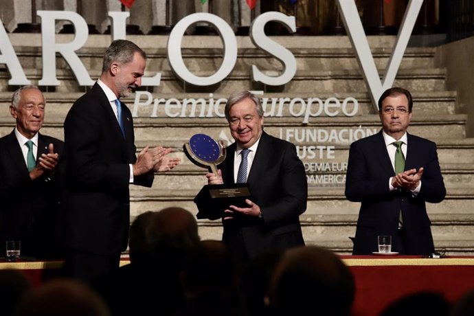 Archivo - El Rey Felipe VI entrega el XV Premio Carlos V al secretario general de la ONU, Antonio Guterres, el pasado año 2023 en el Monasterio de Yuste