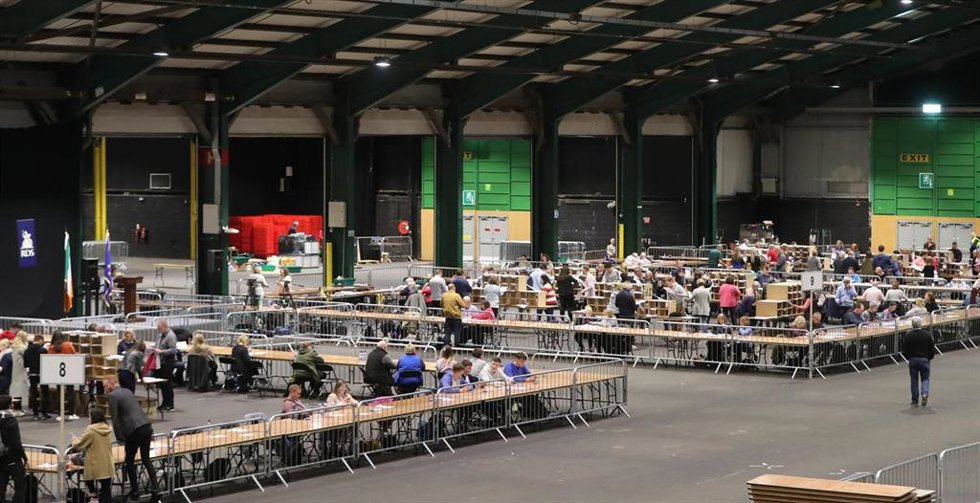 Archivo - Imagen de archivo de los agentes electorales contando papeletas en las elecciones al Parlamento Europeo en Dublín (Irlanda)