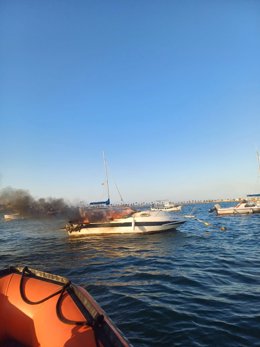 Efectivos del Plan COPLA extinguen un incendio declarado en una embarcación en Lo Pagán, en San Pedro del Pinatar
