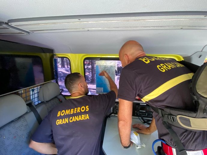 Archivo - Dos efectivos de bomberos del Consorcio de Emergencias de Gran Canaria