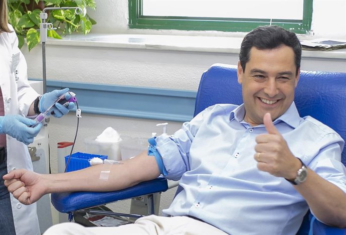 Archivo - El presidente de la Junta de Andalucía, Juanma Moreno (d), visita el Centro de Regional de Transfusiones Sanguíneas y realiza una donación de sangre. En la Avenida Manuel Siurot, 39.