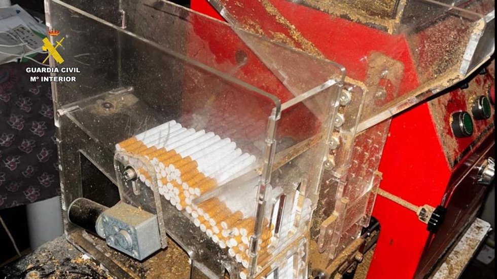 Detenido un matrimonio en La Rinconada por ocultar una plantación de marihuana y tabaco de contrabando.