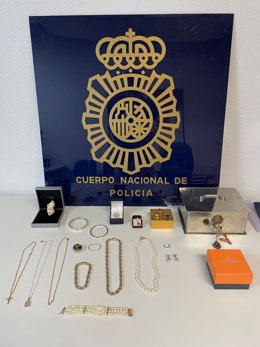 Joyas desvalijadas por una cuidadora de una anciana y, posteriormente, recuperadas por la Policía Nacional.
