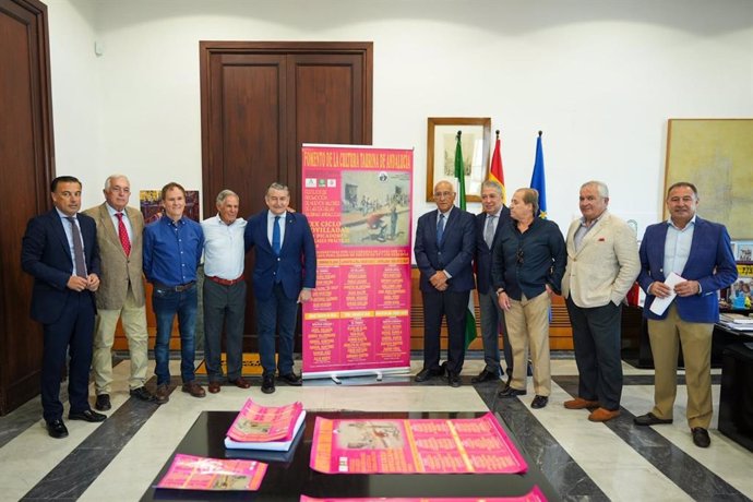 Reunión del consejero de la Presidencia, Interior, Diálogo Social y Simplificación Administrativa, Antonio Sanz con los responsables de la asociación de Escuelas Taurinas Pedro Romero.