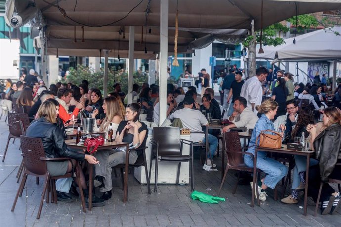 Archivo - Varias personas en la terraza de un bar en Madrid