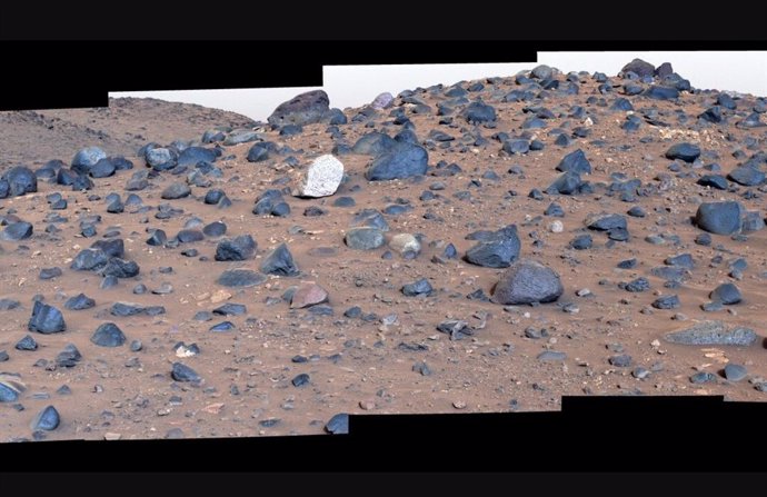 El 17 de mayo, Perseverance capturó este mosaico que mira río abajo desde el cauce del río Neretva Vallis, repleto de dunas. El canal alimentó el cráter Jezero con agua dulce hace miles de millones de años.